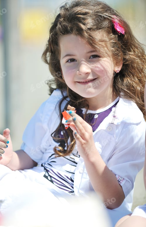 Visualização: grupo infantil feliz brincando na praia