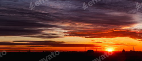 Vorschau: Großes Luftpanorama der Silhouetten des Stadtbildes bei atemberaubendem orangefarbenem Sonnenuntergang der Stadt
