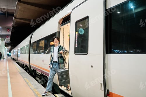 Vista previa: young traveller getting off a train in a station