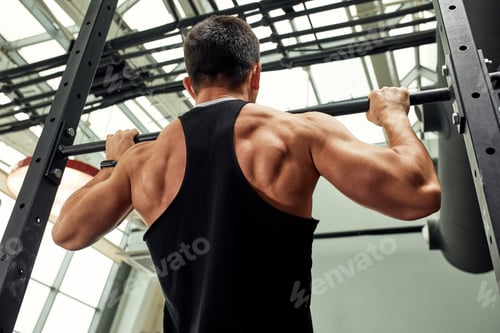Preview: Pain during exercise, work with his own weight, the athlete does exercises on the uneven bars