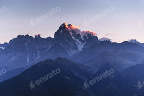 Vorschau: Herbstlandschaft und schneebedeckte Berggipfel. Blick auf das Mou