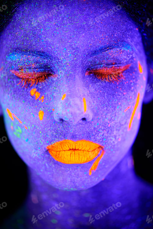 Preview: Glowing goddess in the dark
