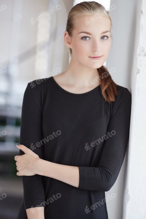 Preview: Blond woman in a black dress.