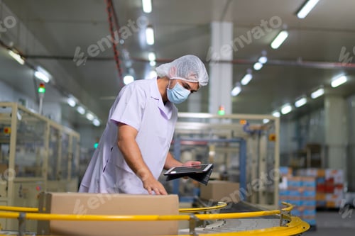 Preview: Employee working with packaging machine.