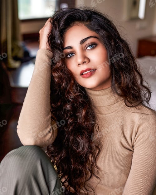 Preview: Beautiful Portrait of Young & Elegant Woman Posing
