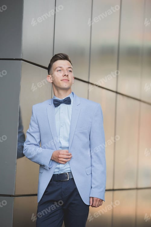 Preview: Young caucasian businessman posing outdoors