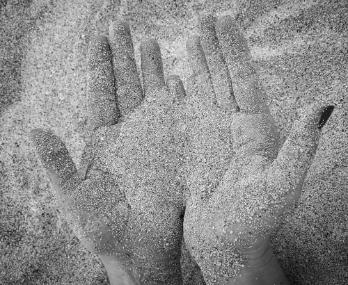 Preview: Hands in the sand, black and white