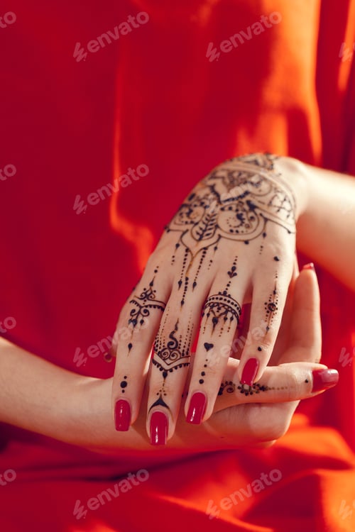 Preview: Red manicured hands with Mehndi