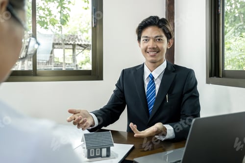 Preview: Hand a real estate agent hold the home model, and explain the business contract or home insurance