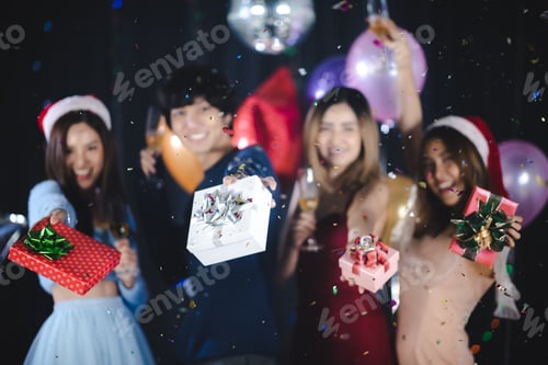 Visualização: Festa de ano novo de 2021, grupo de amigos com caixa de presente comemora a festa de feliz ano novo