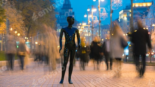 Visualização: O manequim preto parado na rua com pessoas