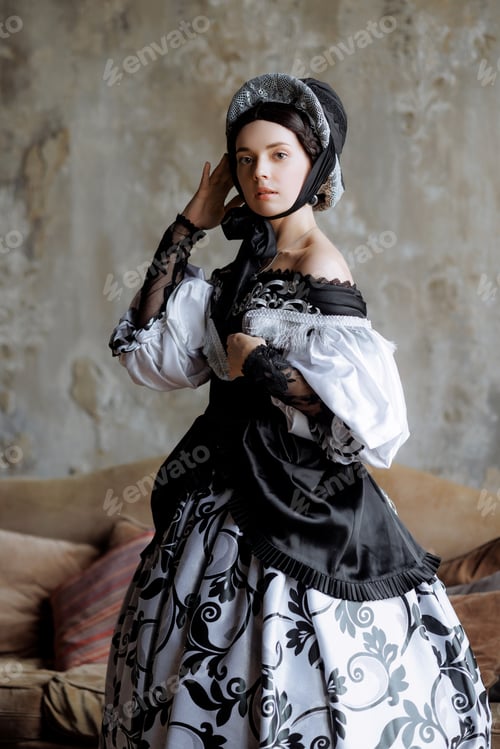 Preview: Elegant Baroque Lady in Lavish Lace Gown