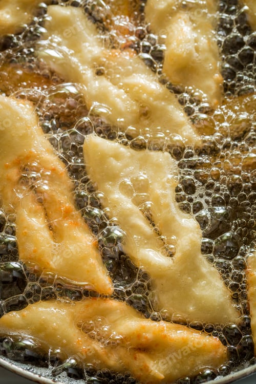 Preview: Frying traditionally and delicious donuts on fresh oil