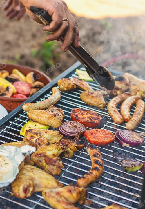 Visualização: Grill sausages and vegetables. Selective focus.