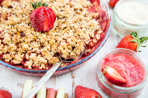 Preview: Rhubarb and Strawberry crumble with all ingredients