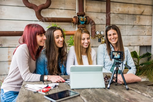 Preview: Influencers vlogging from home