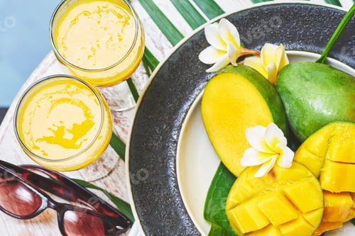 Preview: Glass of fresh tropical smoothie or mango juice