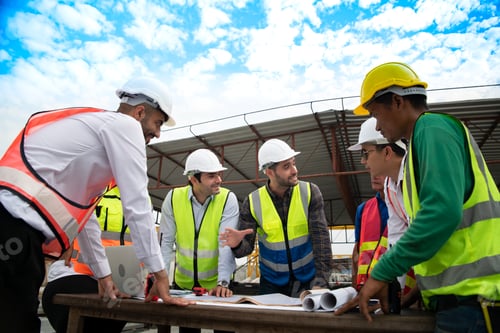 Preview: Construction engineers, architects, and foremen form a group. Participate in a meeting