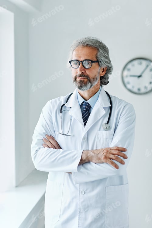 Preview: Portrait of a senior doctor in the clinic