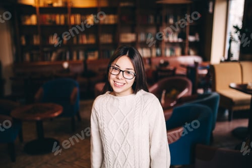 Preview: Shot of a beautiful asian woman indoors