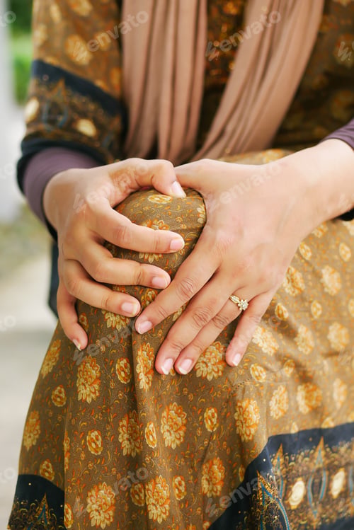 Preview: Close up on women suffering knee joint pain