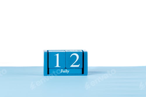Vista previa: Wooden calendar July 12 on a white background