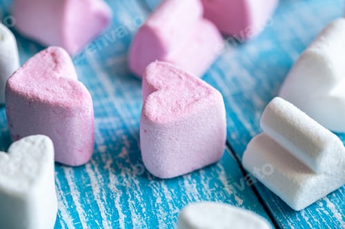 Preview: Pink and white marshmallows in the form of hearts, close-up.