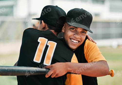 Visualização: Foto de dois jovens jogadores de beisebol se abraçando enquanto estavam em campo
