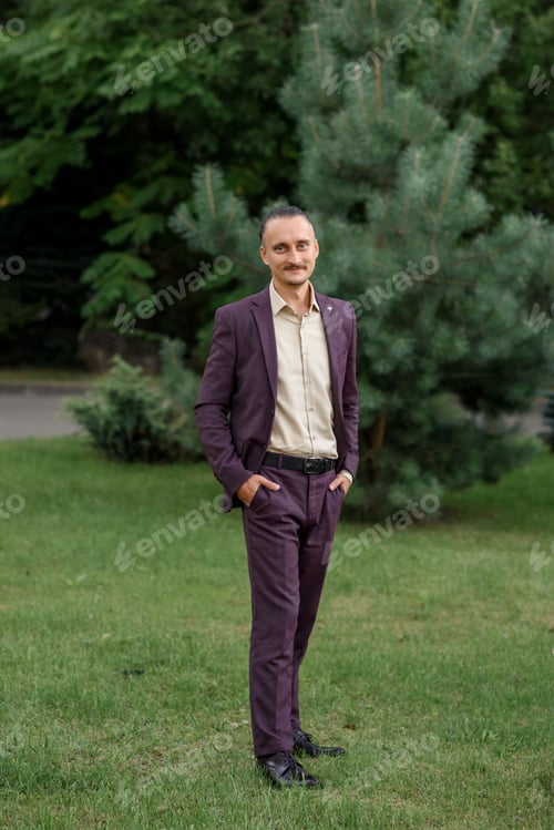 Preview: business portrait of a male businessman in a business suit