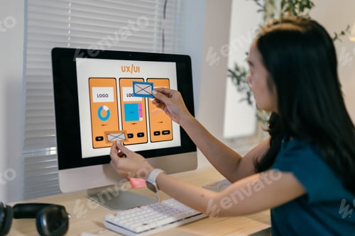 Visualização: O jovem web designer está trabalhando em uma interface de usuário, organizando diferentes elementos de um aplicativo móvel em h