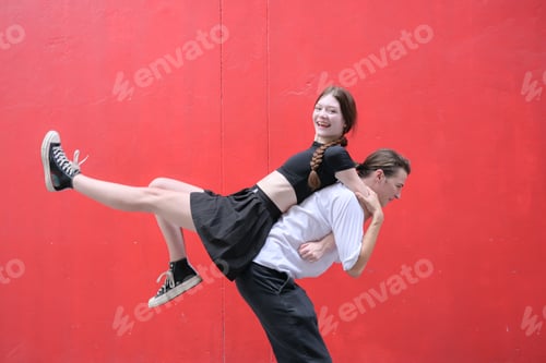 Preview: A couple is enjoying a summer vacation in the red wall background, happily showing their love
