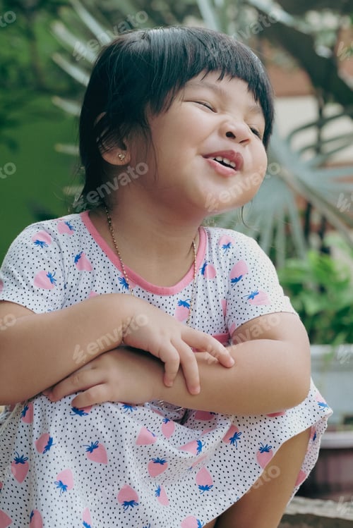 Preview: Expression of little asian girls, when her mother ask her to make a good pose