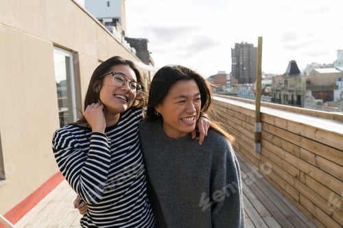 Aperçu: Happy girls posing