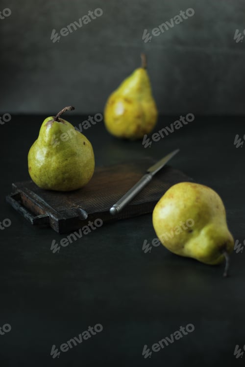 Preview: Pears on the table