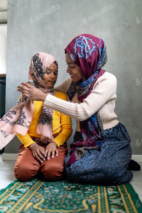 Preview: Portrait of traditional muslim mother with her girl child. People, family, religion concept