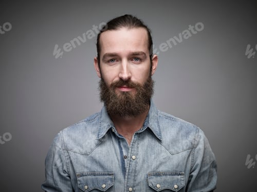 Preview: Portrait of man with full beard wearing jeans shirt