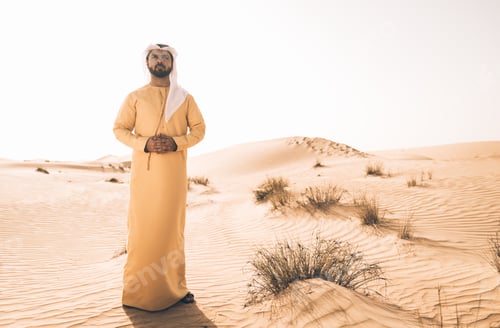 Preview: Man wearing traditional uae clothes spending time in the desert