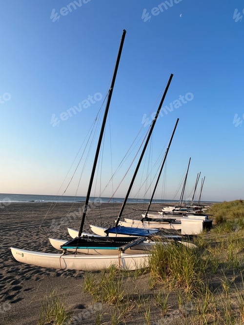 Preview: Catamarans waiting for the perfect wave