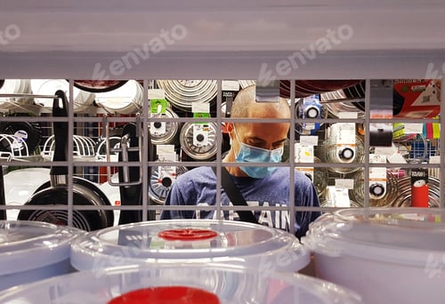 Preview: Man with face mask shopping in a small shop