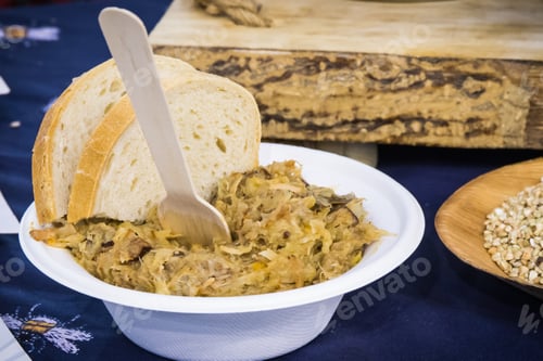 Preview: Traditional polish dish bigos and pieces of wheat bread