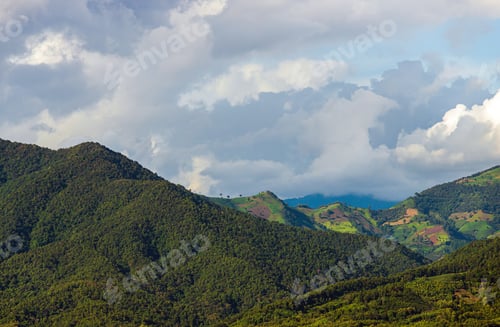 Visualização: Bela paisagem de verão nas montanhas com o pôr do sol