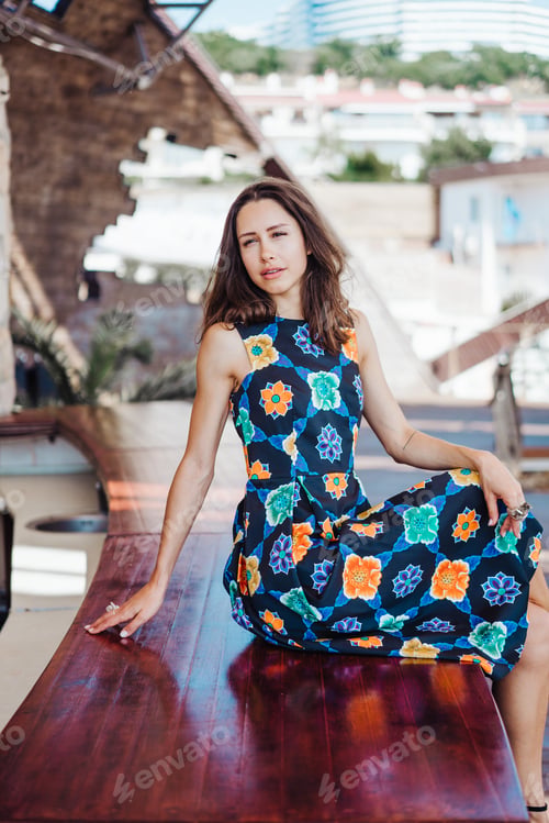 Preview: Brunette dress sitting on bench