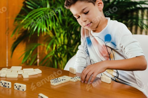 Niño de escuela jugando al dominó