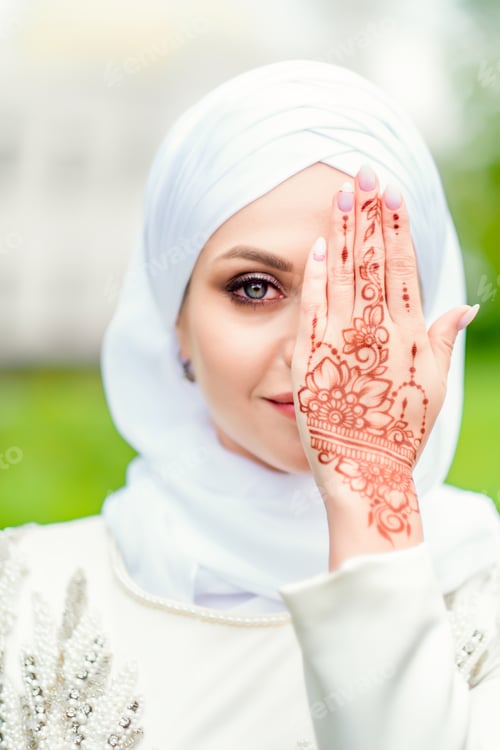 Preview: Oriental beauty. Muslim bride with beautiful mehendi pattern