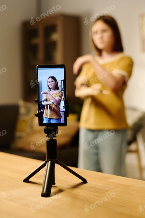 Preview: Amputee blogger showing dance moves