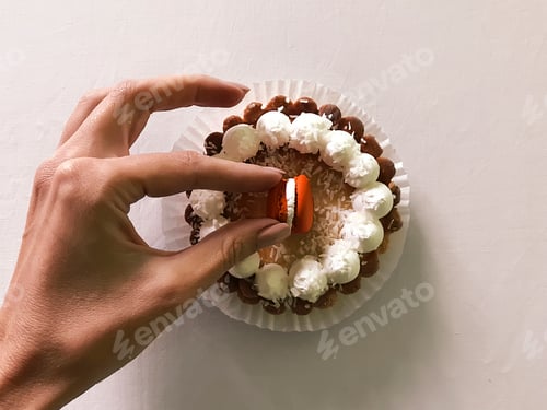 Preview: Cupcake with Cream and Orange Macaroon