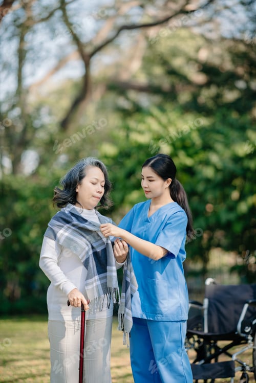 Vorschau: Die
asiatische junge Pflegekraft unterstützt ältere Männer beim Gehen im Freien. Fachärztliche Hilfe
und