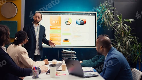 Preview: Management consultant gathering his employees for a status update meeting