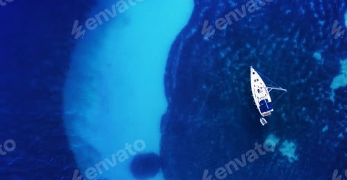 Preview: Yacht on the water surface from top view. Turquoise water background from top view.