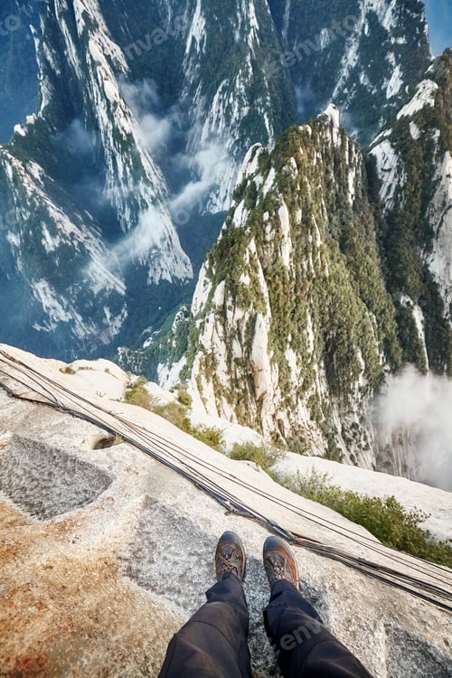 Preview: Plank Walk at Huashan Mountain, worlds most dangerous trail.